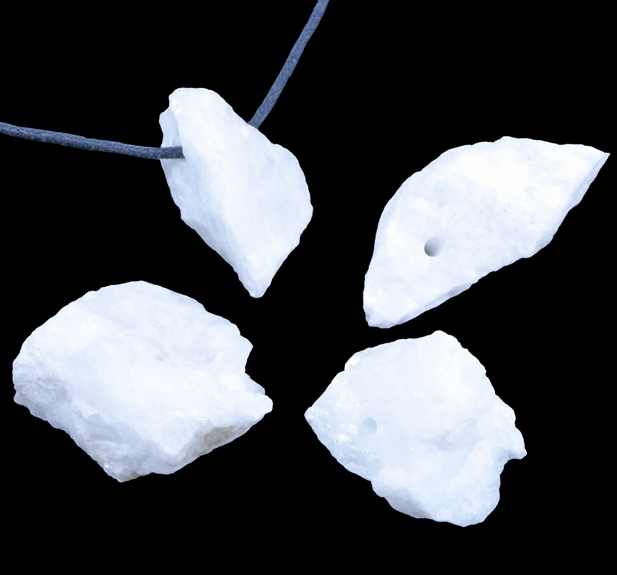 Lebensquelle Plus Zawieszka z surowego kamienia | wywiercona zawieszka z bawełnianą tasiemką | naturalny