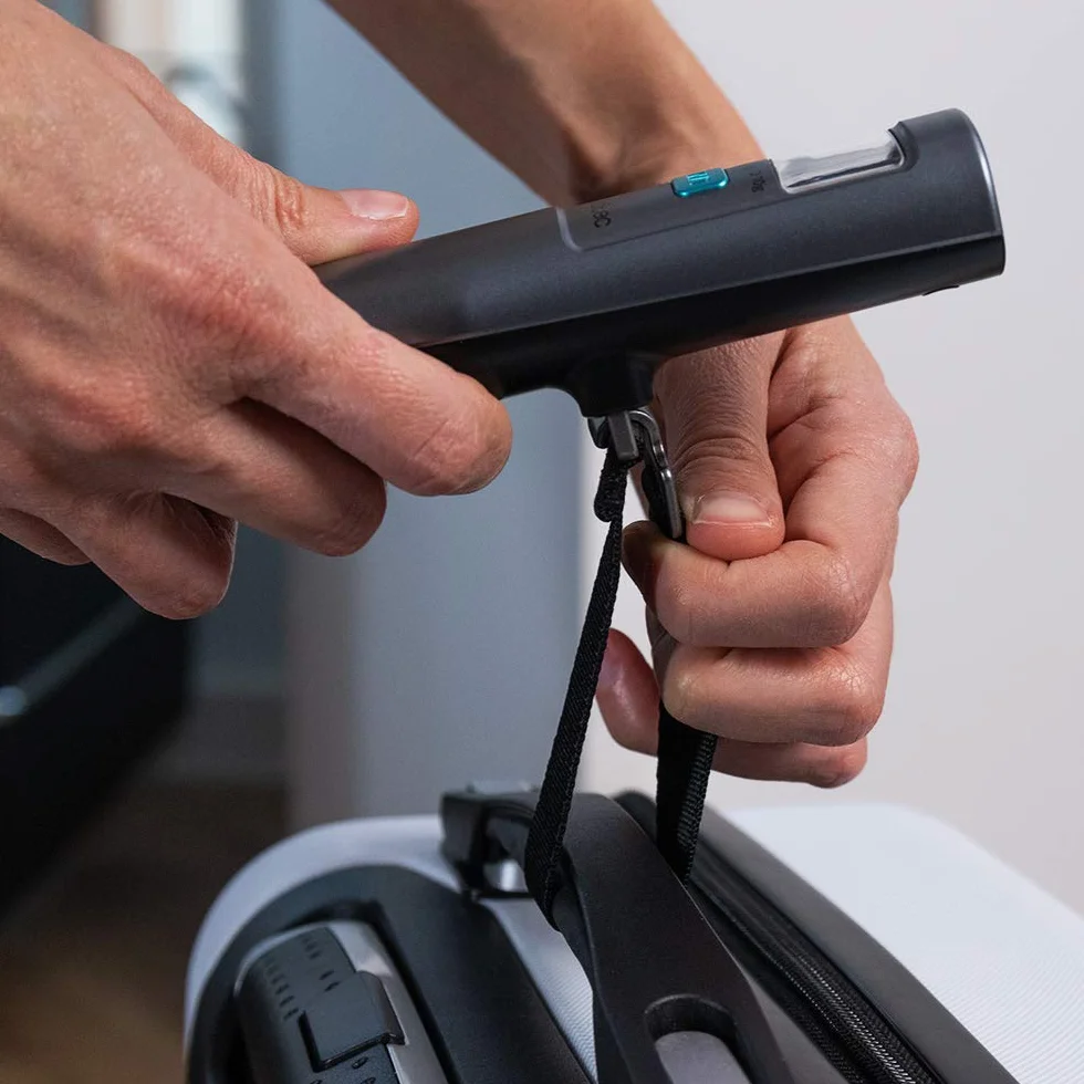 Cecotec Waga bagażowe TravelControl 5000 EcoPower. Bez baterii lub akumulatora, Wbudowane dynamo, Zmiana jednostek, Wyświetlacz LED, Elastyczny pasek, Kompaktowy rozmiar, Maks. obciążenie 50kg.