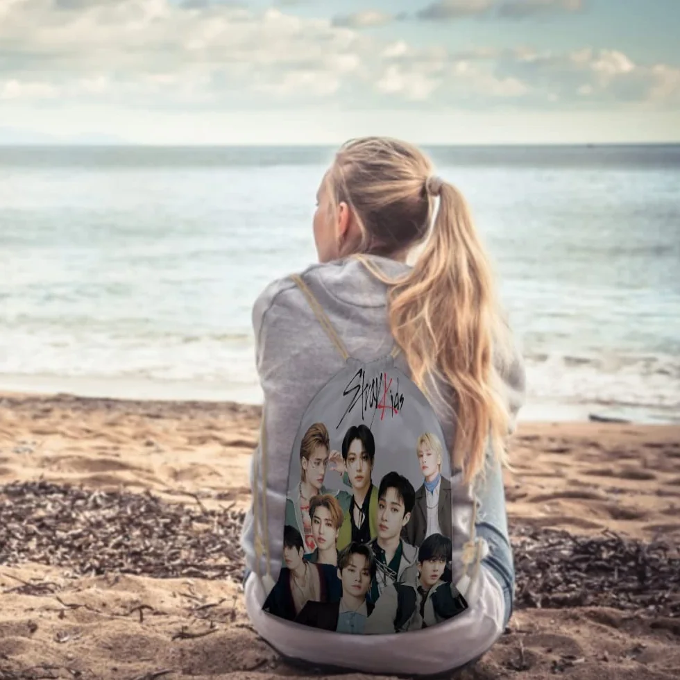 Stray Kids zestaw prezentowy, artykuł dla fanów Stray Kids, poszewka na poduszkę, naszyjnik, naklejka, breloczek do kluczy, broszka – zestaw upominkowy (SSET-C)